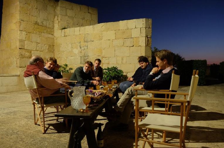 Fra' John Critien (ganz links) ist einer von weltweit etwa 60 Professrittern der Malteser, die das Ordensgelübde -Armut, Keuschheit und Gehorsam- abgelegt haben. Auf Malta lebend, ist er ein Kenner der gemeinsamen Geschichte des Malteser- und Johanniterordens.